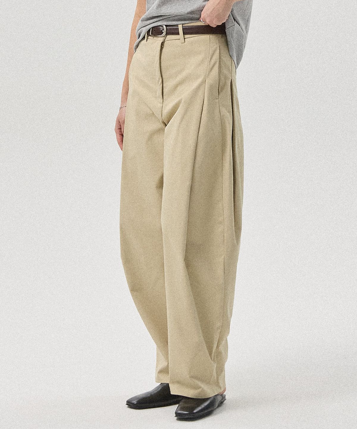 아흐레(AHRE) Arco Curved Chino Pants_BEIGE