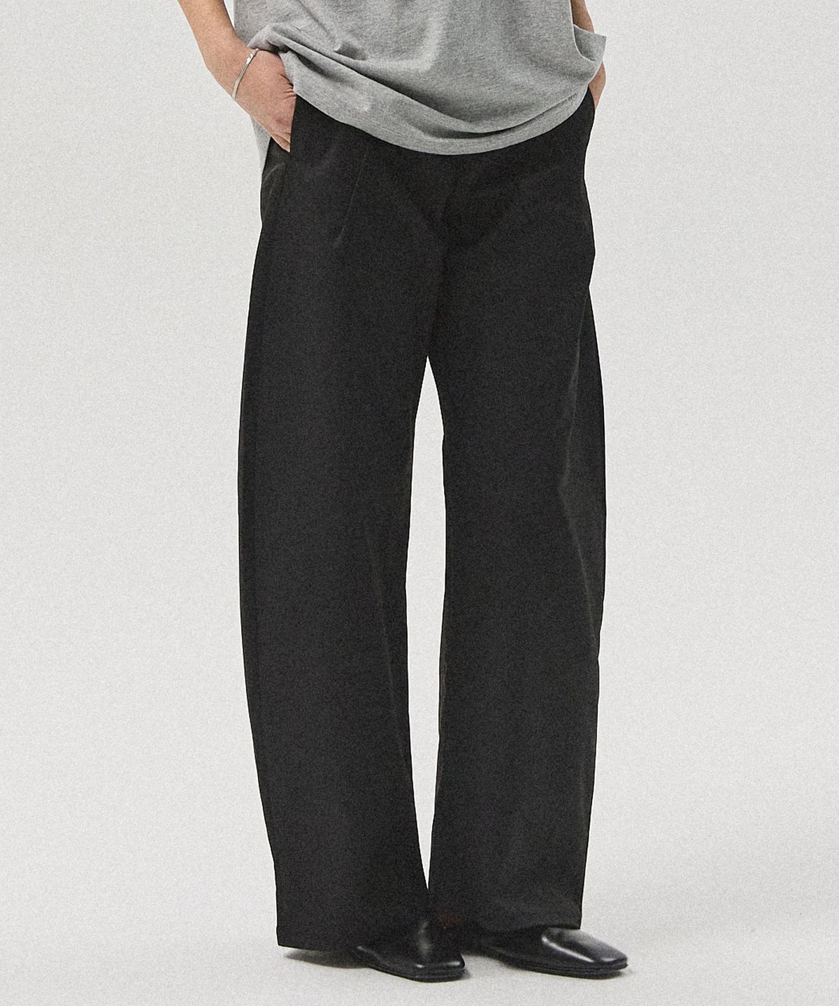 아흐레(AHRE) Vorn Curved Tuck Chino Pants_BLACK
