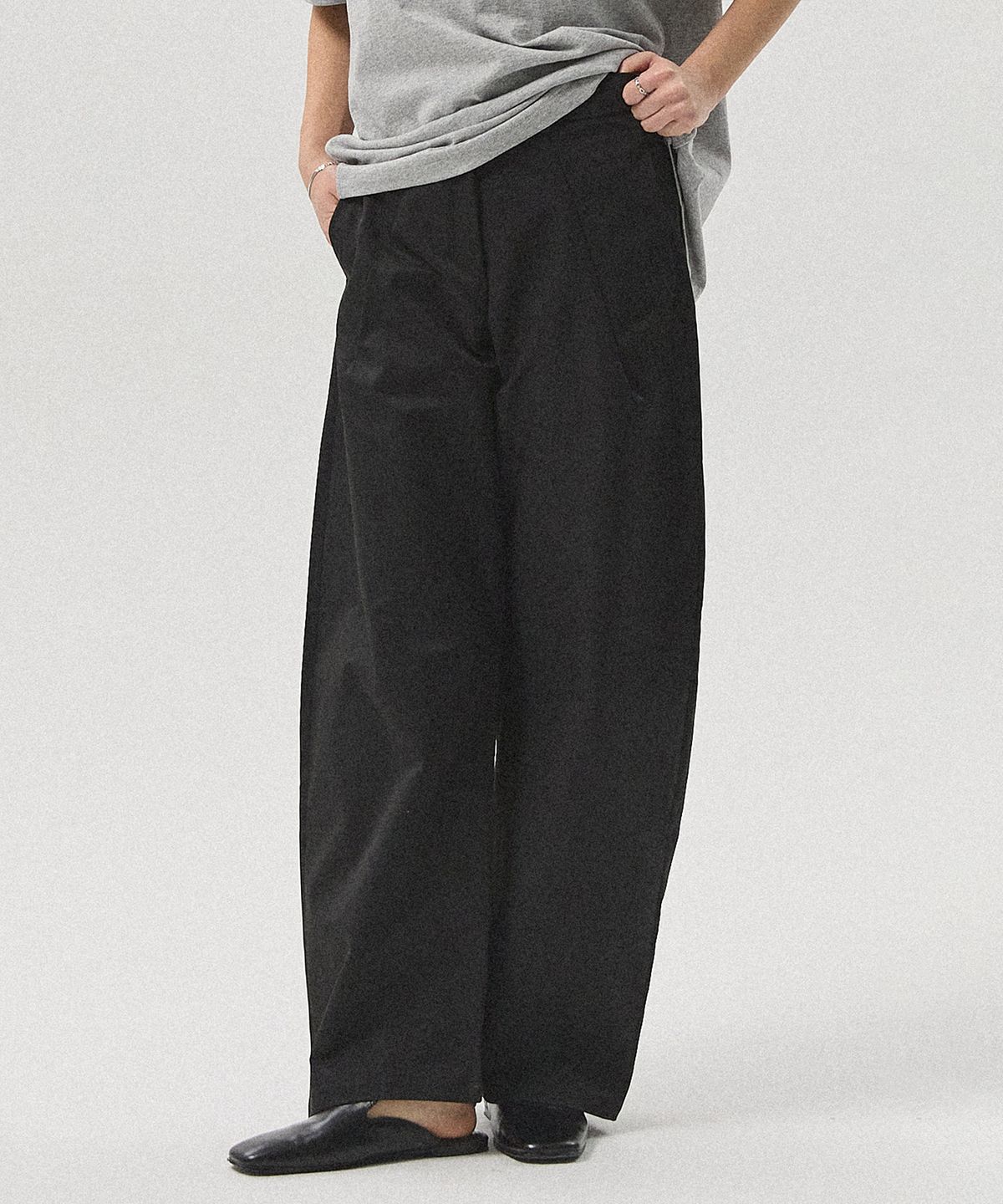 아흐레(AHRE) Vorn Curved Tuck Chino Pants_BLACK