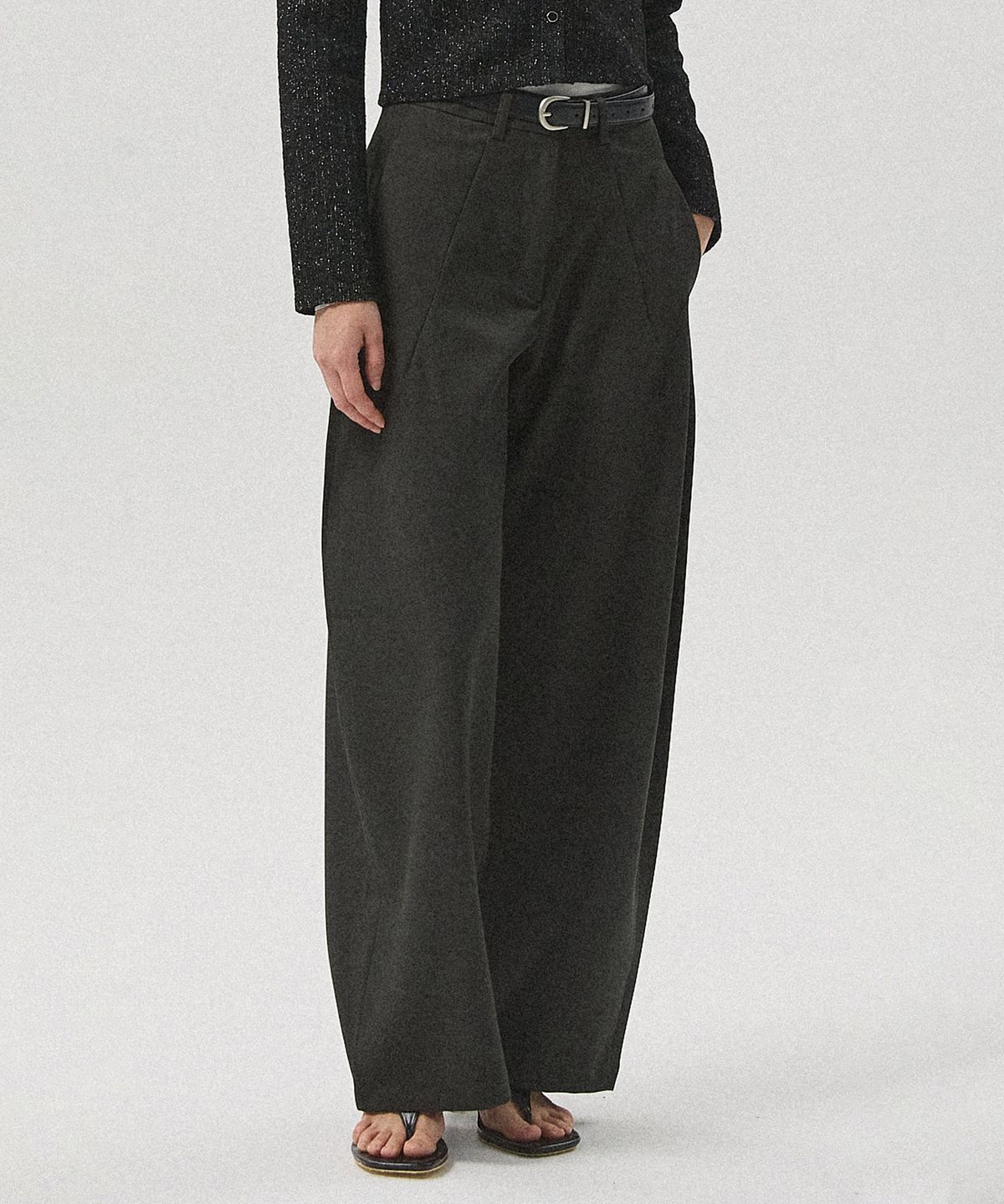 아흐레(AHRE) Rex Curved Tuck Slacks_CHARCOAL
