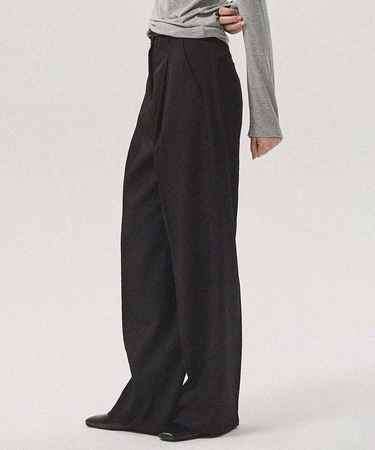아흐레(AHRE) Frame One-Tuck Wide Slacks_BLACK