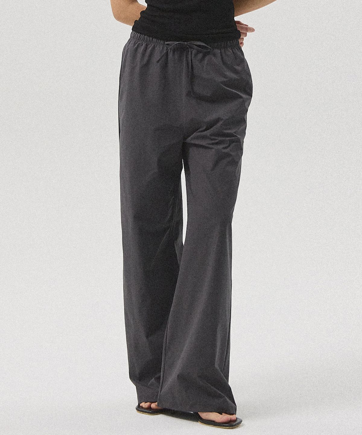 아흐레(AHRE) Ciro Cotton-Touch Banding Wide Straight Pants_DARK GREY