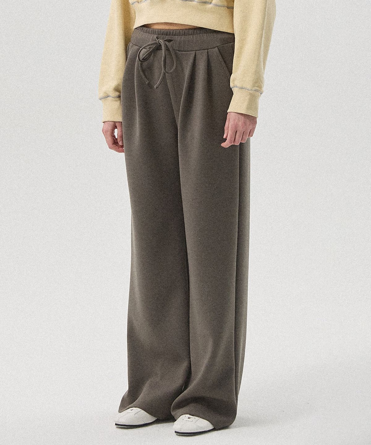 아흐레(AHRE) Maro Two-Tuck Wide Jersey Pants_DARK GREY