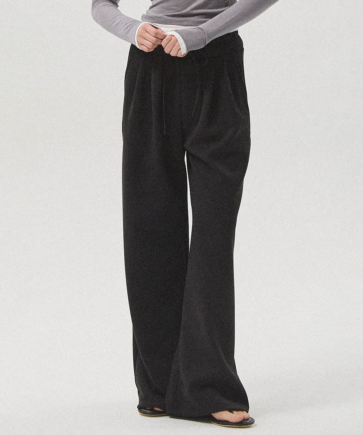 아흐레(AHRE) Maro Two-Tuck Wide Jersey Pants_BLACK