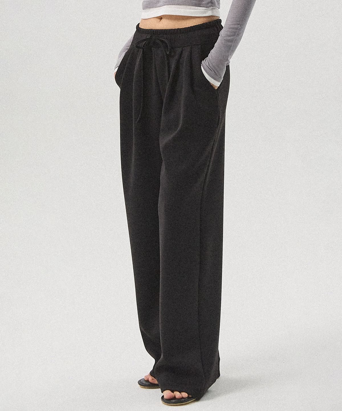 아흐레(AHRE) Maro Two-Tuck Wide Jersey Pants_BLACK