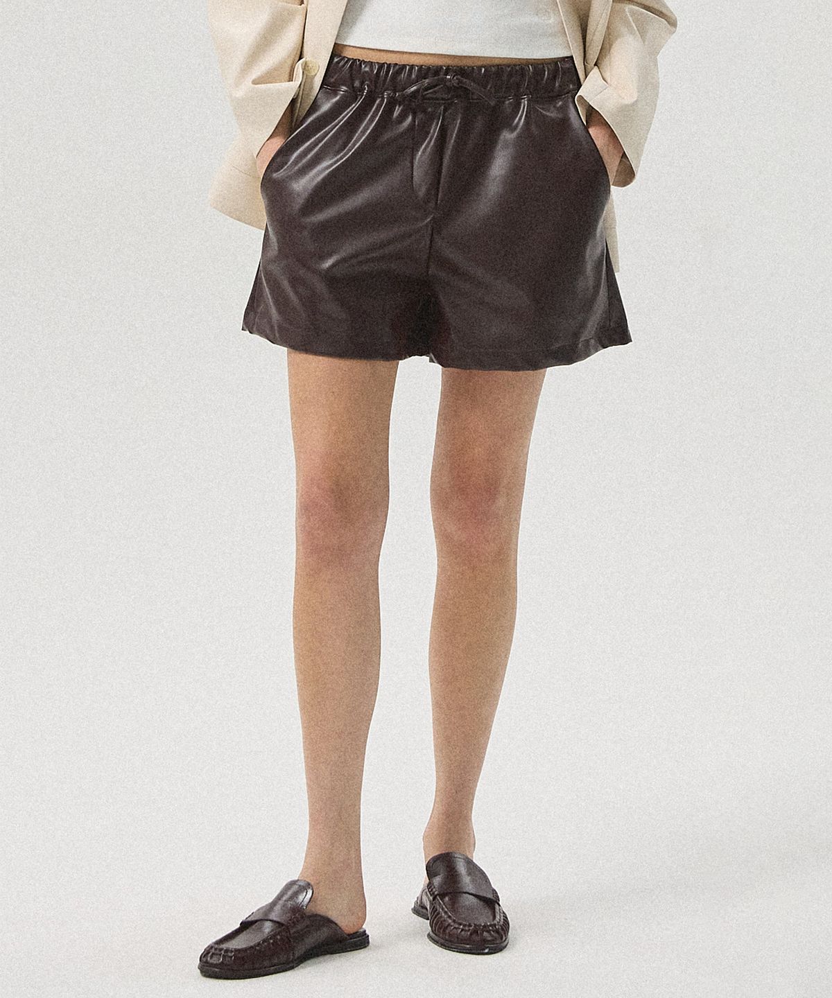 아흐레(AHRE) Ruve Faux Leather Easy Shorts_BROWN