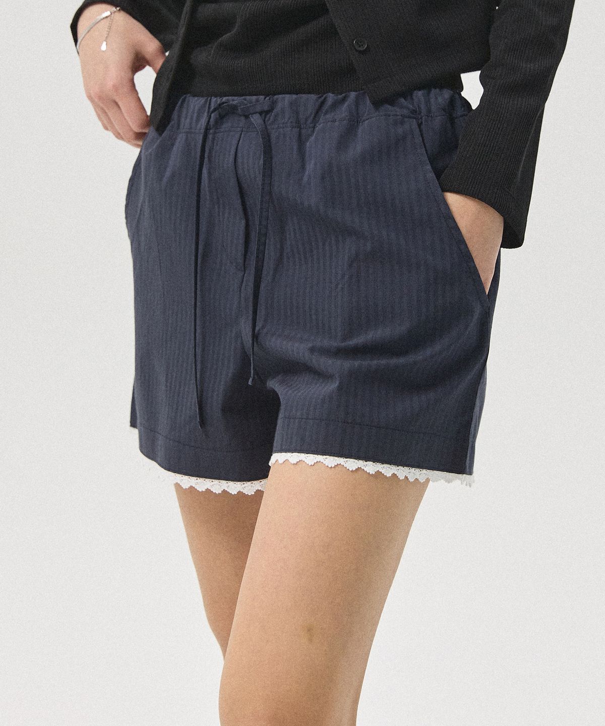 아흐레(AHRE) Vore Seersucker Stripe Lace Shorts_NAVY