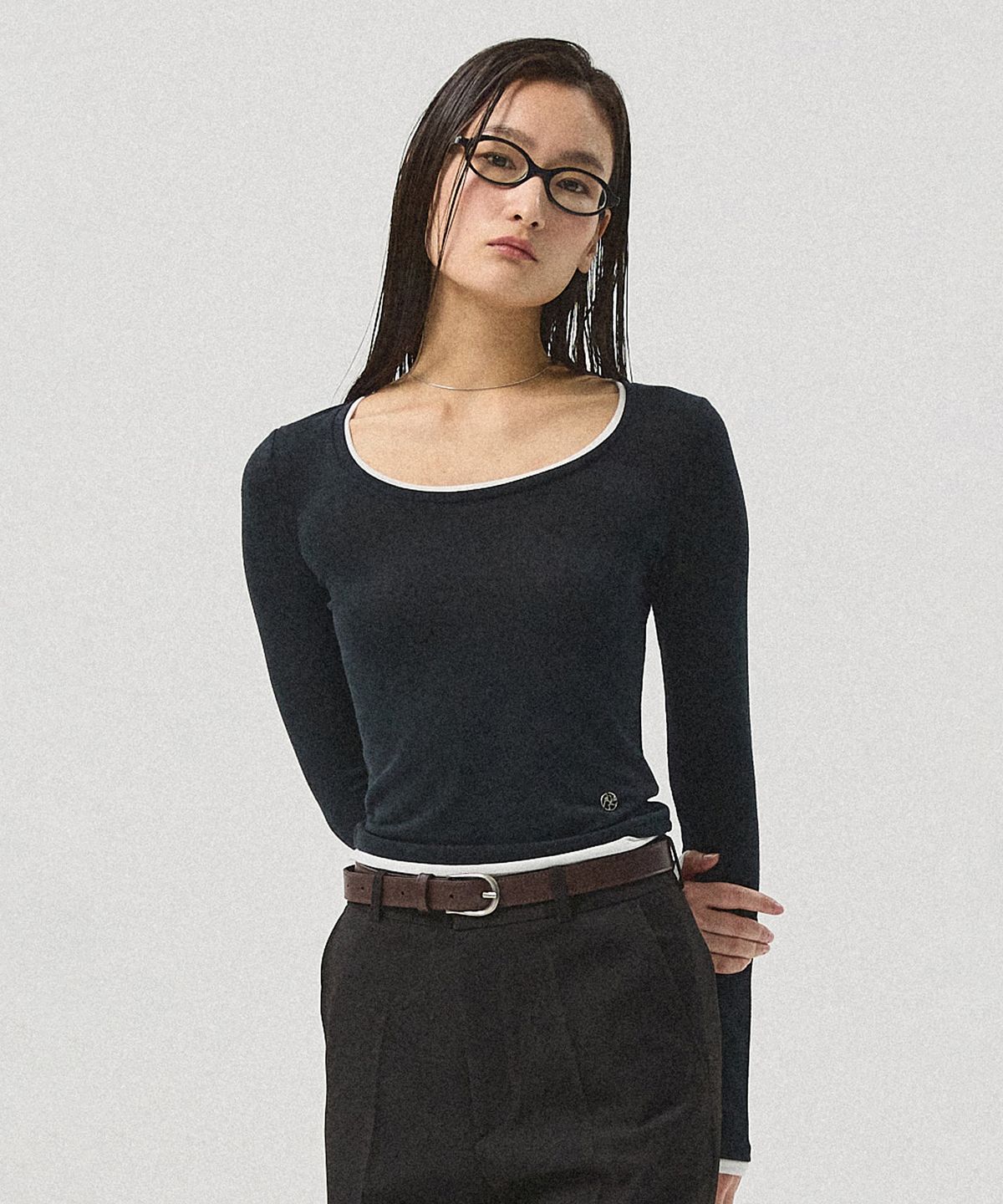 아흐레(AHRE) Sera Layered U-Neck Slim Tee_BLACK