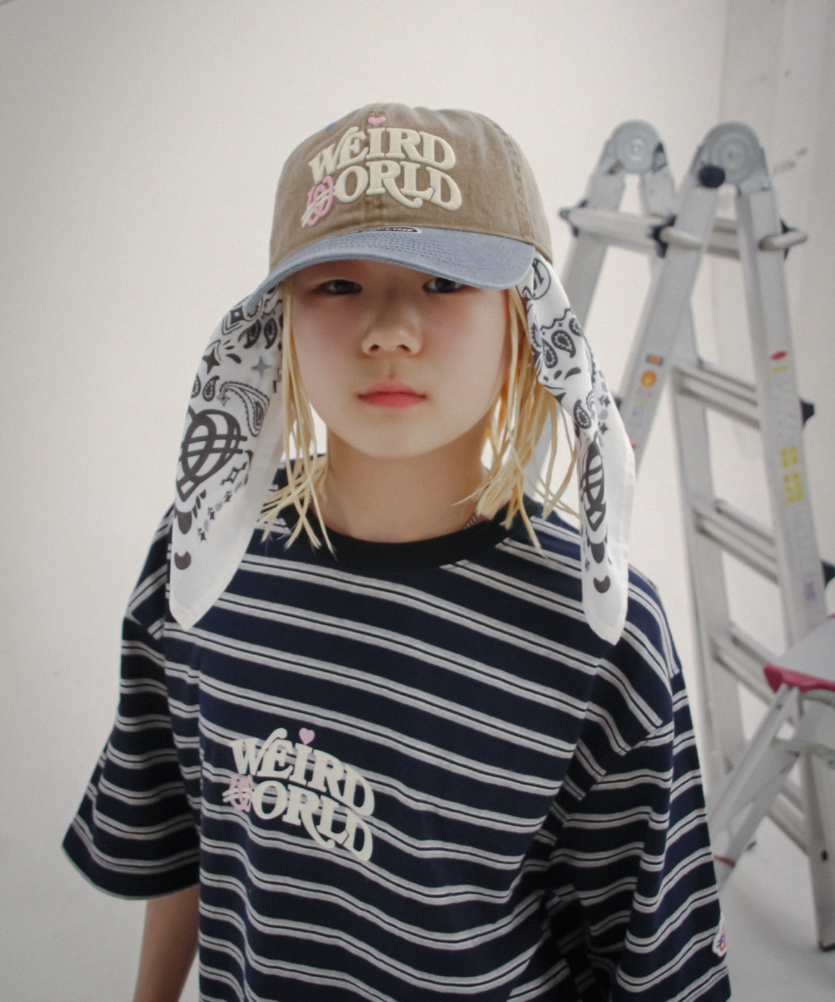 위얼드월드(WEIRDWORLD) 아크로고 스트라이프 티셔츠