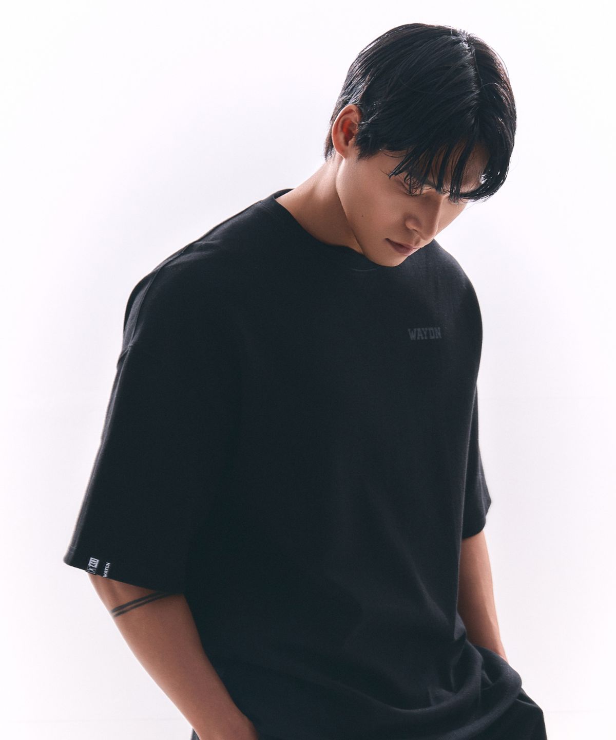 웨이든(WAYDN) [ALI] ALI 더 레전드 오버핏 레터링 반소매 블랙