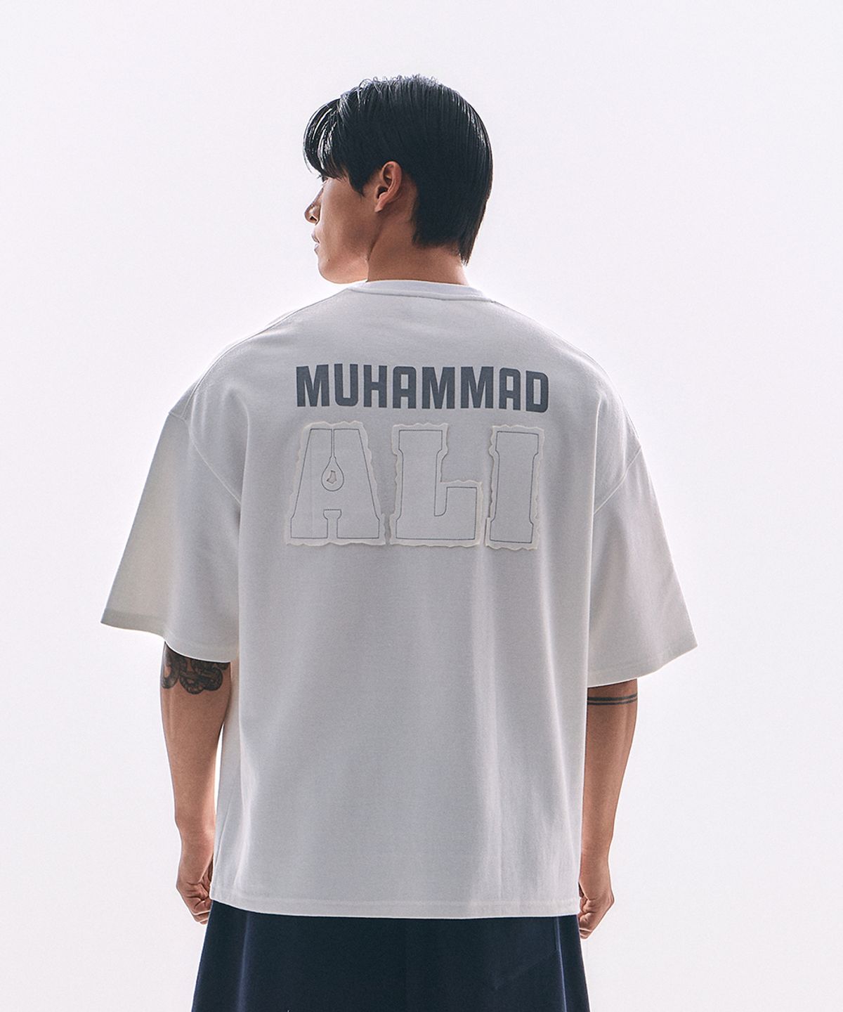 웨이든(WAYDN) [ALI] ALI 더 레전드 오버핏 레터링 반소매 화이트