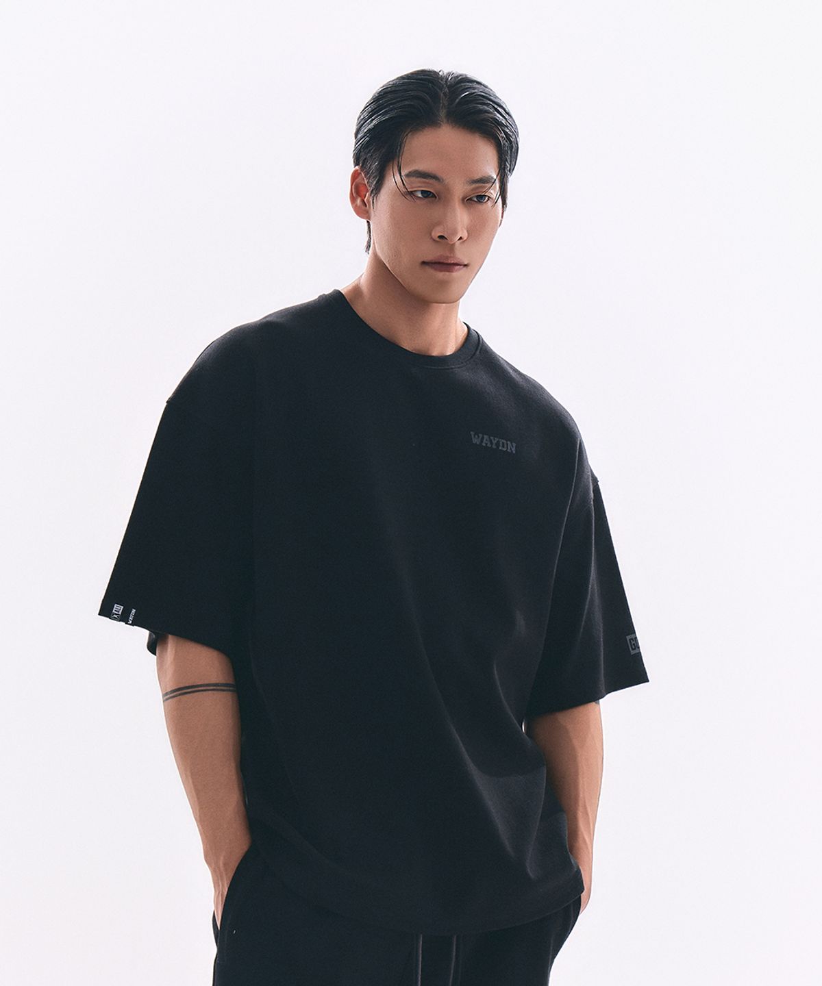 웨이든(WAYDN) [ALI] ALI 오버핏 레터링 숏슬리브 블랙