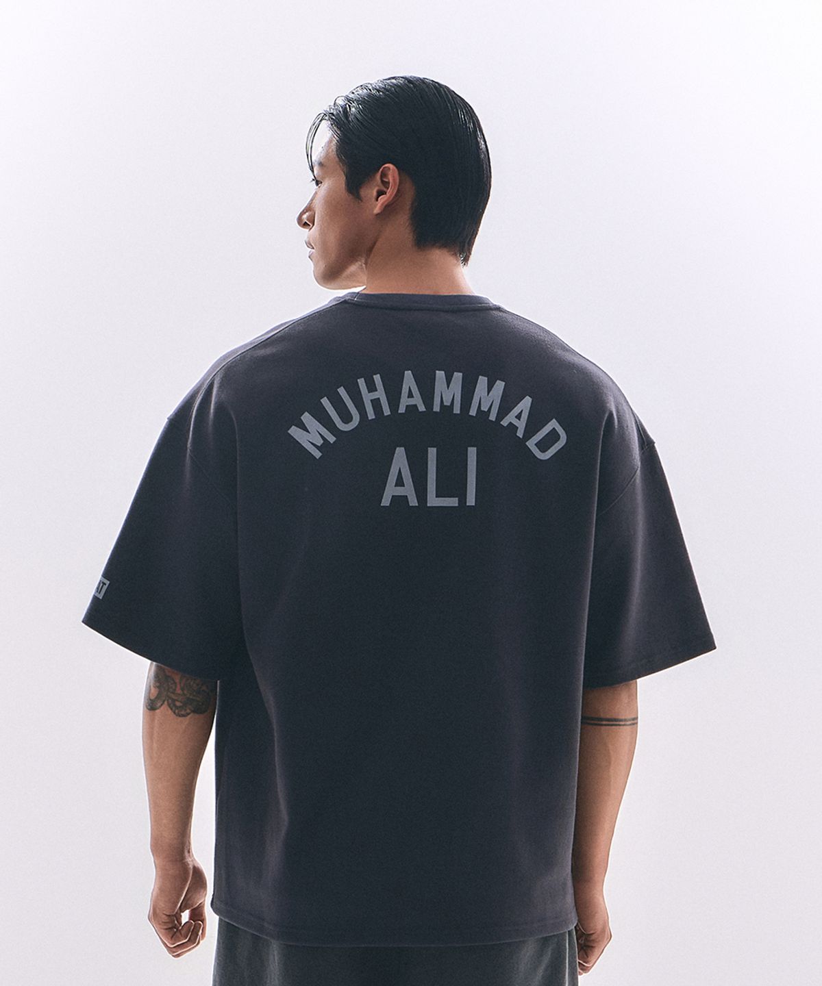 웨이든(WAYDN) [ALI] ALI 오버핏 레터링 숏슬리브 차콜