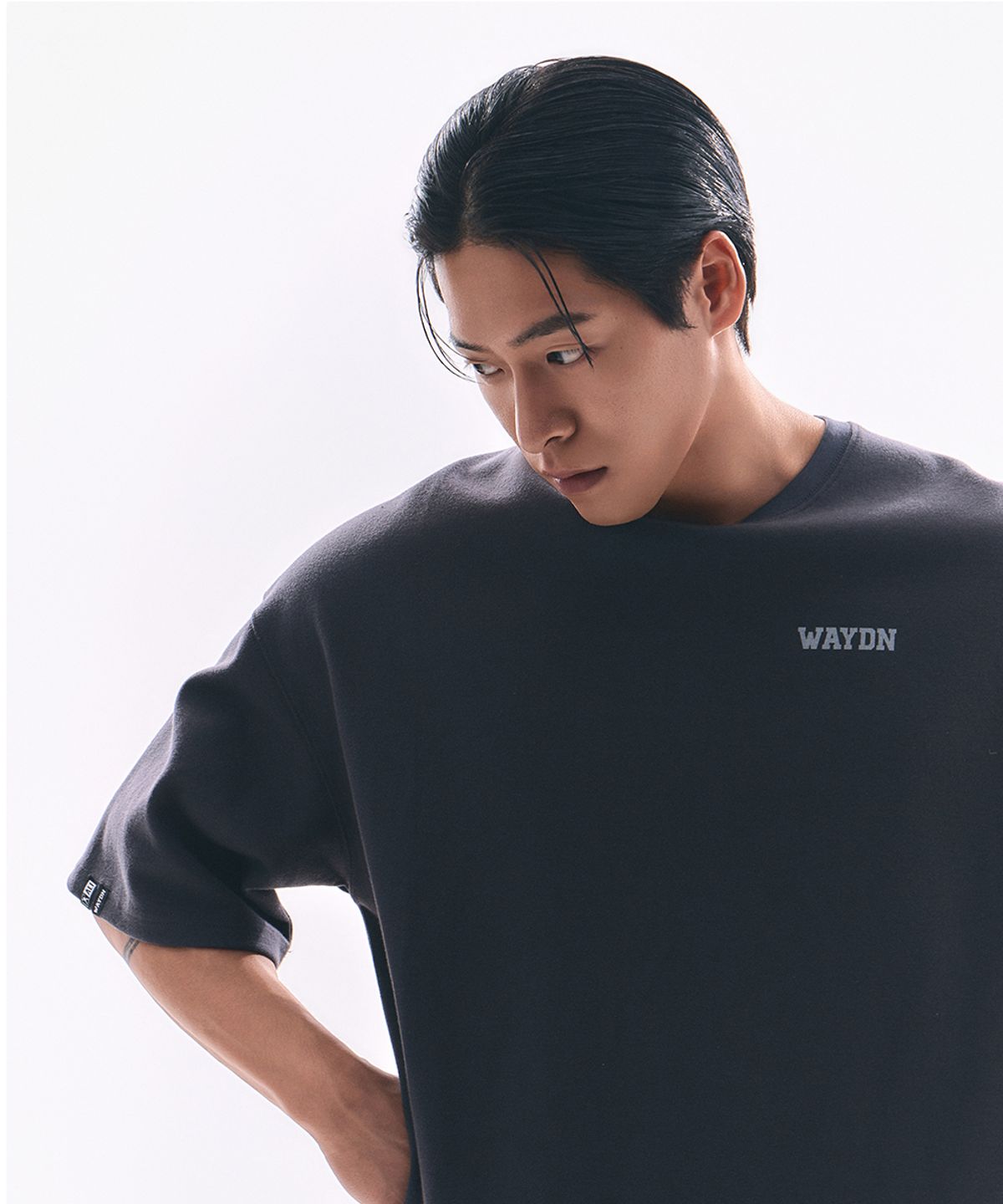 웨이든(WAYDN) [ALI] ALI 오버핏 레터링 숏슬리브 차콜