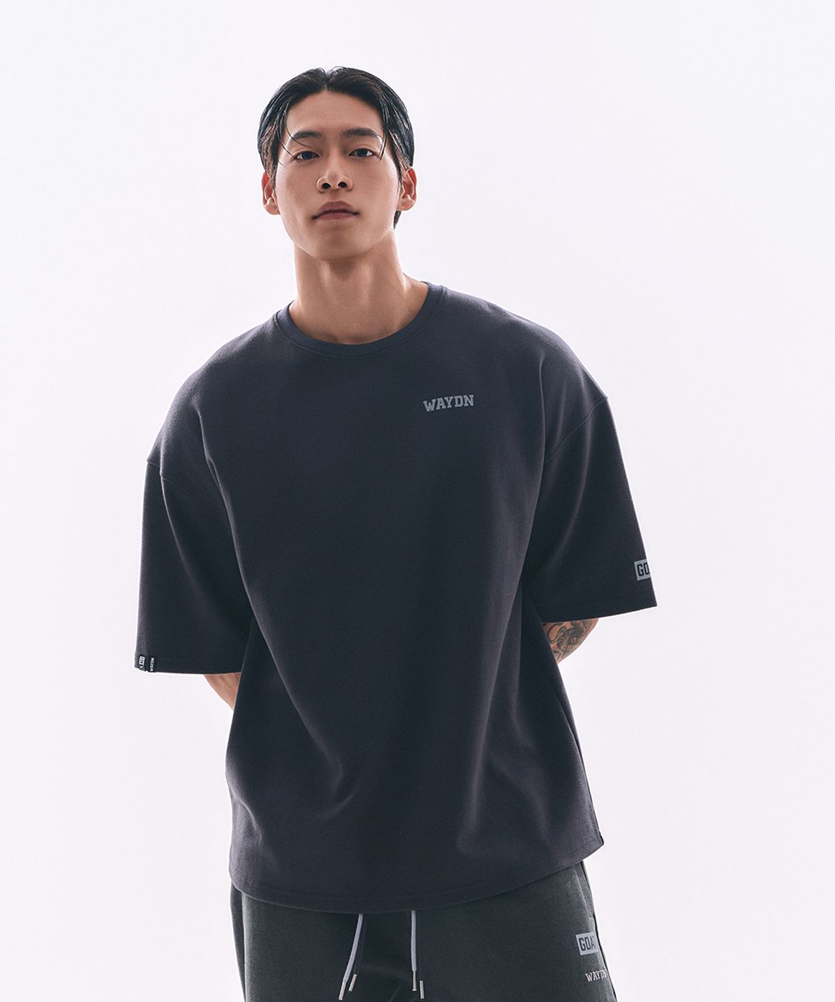 웨이든(WAYDN) [ALI] ALI 오버핏 레터링 숏슬리브 차콜
