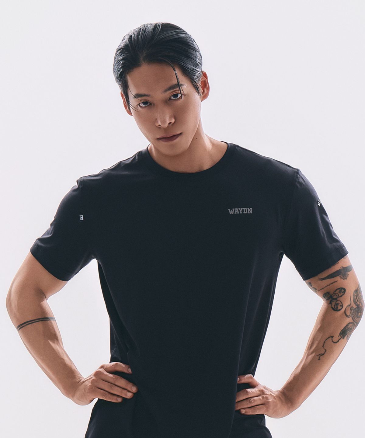 웨이든(WAYDN) [ALI] THE GREATEST 라운드 숏 슬리브 블랙