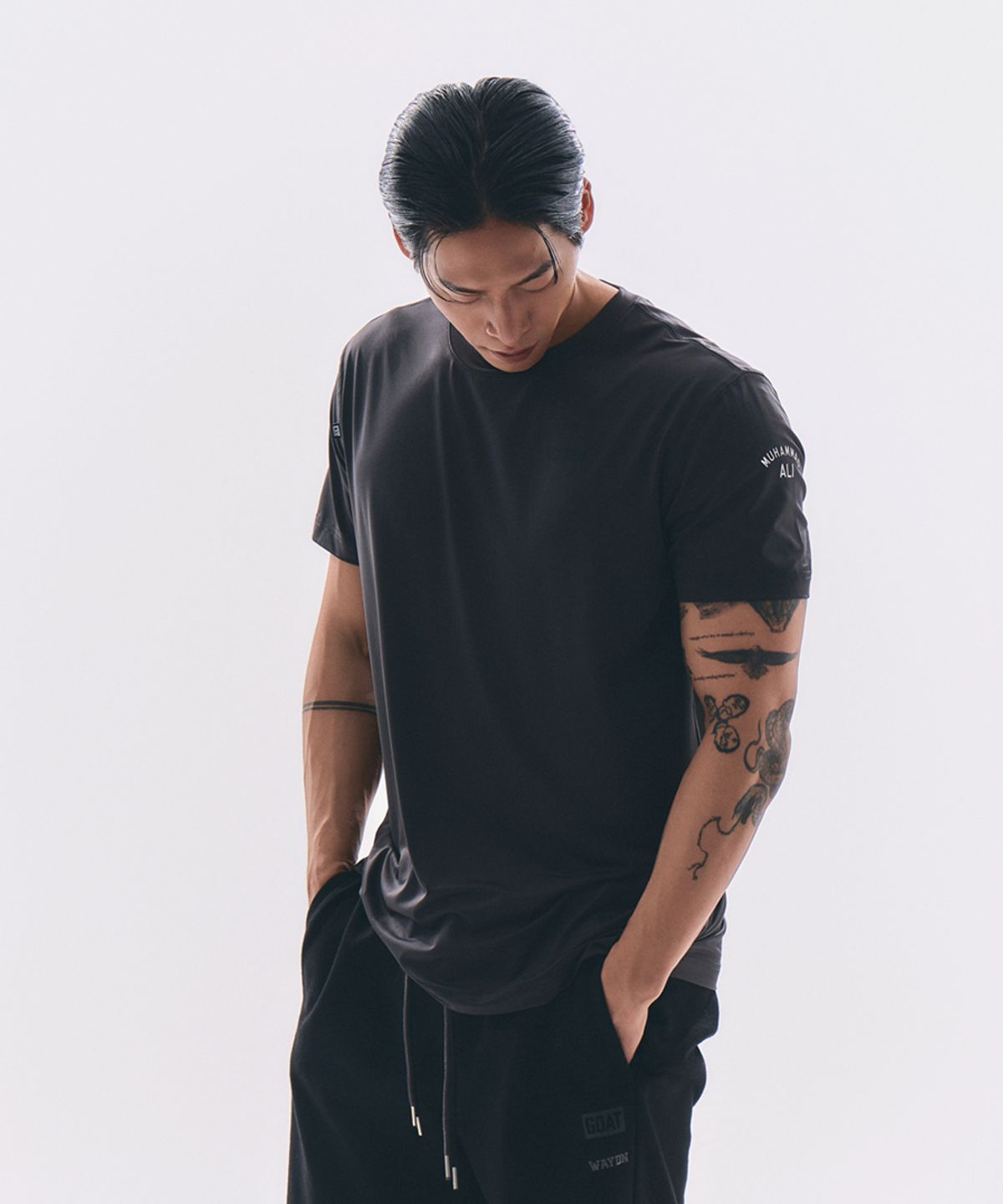 웨이든(WAYDN) [ALI] THE GREATEST 라운드 숏 슬리브 차콜