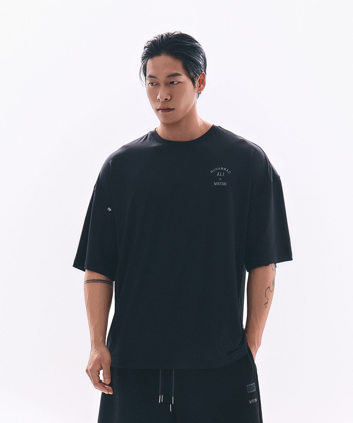 웨이든(WAYDN) [ALI] THE GREATEST 오버핏 숏 슬리브 블랙