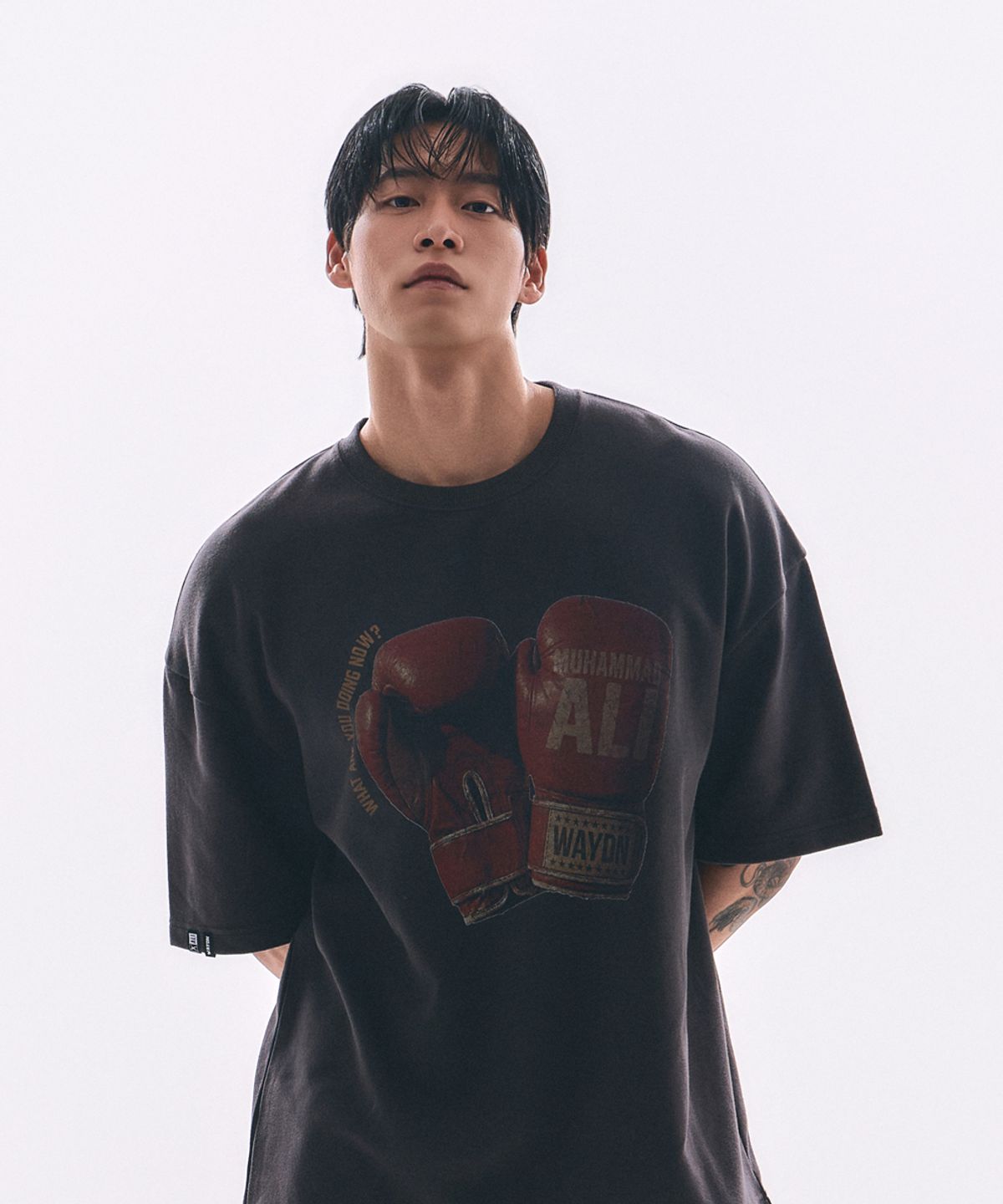 웨이든(WAYDN) [ALI] TKO 글로브 오버핏 그래픽 반소매 차콜