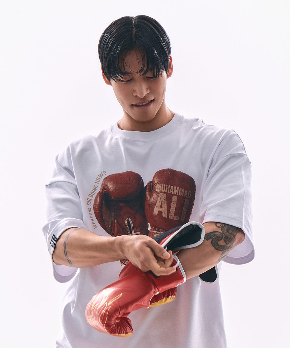 웨이든(WAYDN) [ALI] TKO 글로브 오버핏 그래픽 반소매  화이트