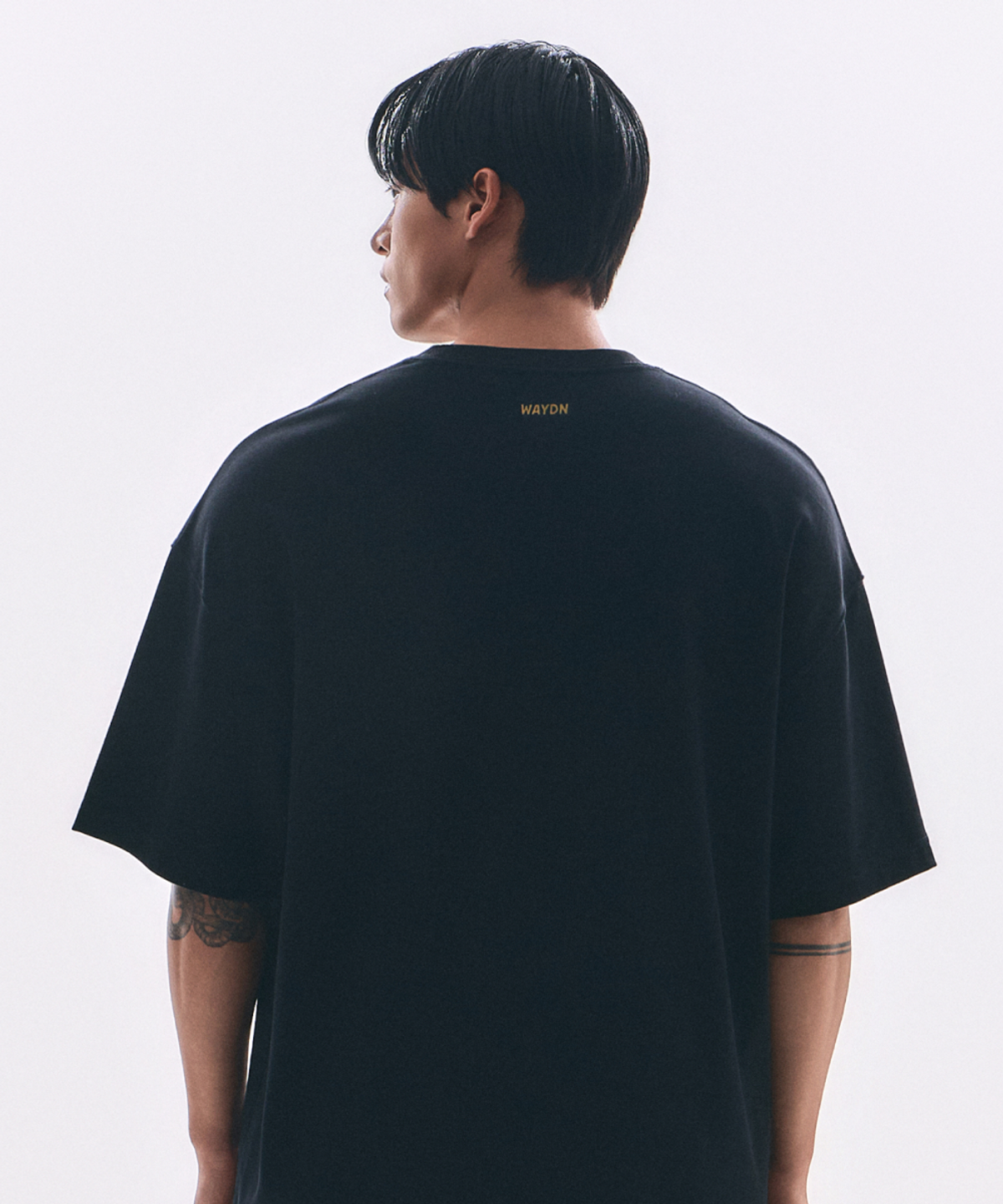 웨이든(WAYDN) [ALI] 알리스텝 어퍼컷 그래픽 반소매 블랙