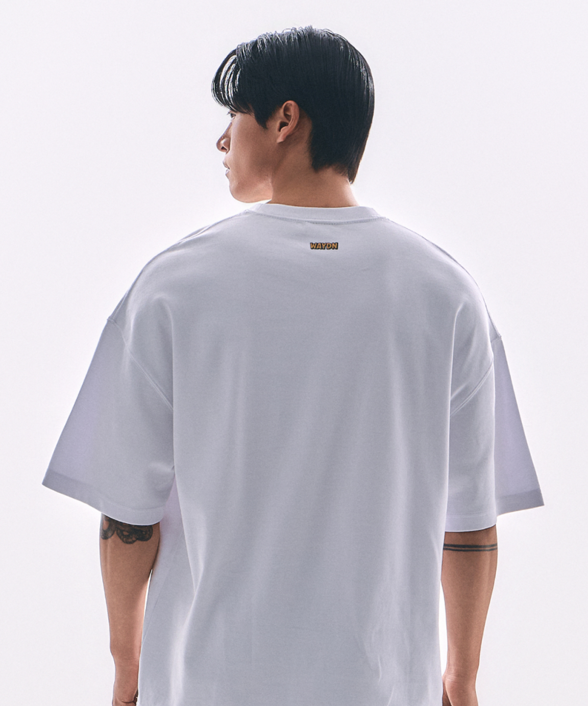웨이든(WAYDN) [ALI] 알리스텝 어퍼컷 그래픽 반소매 화이트