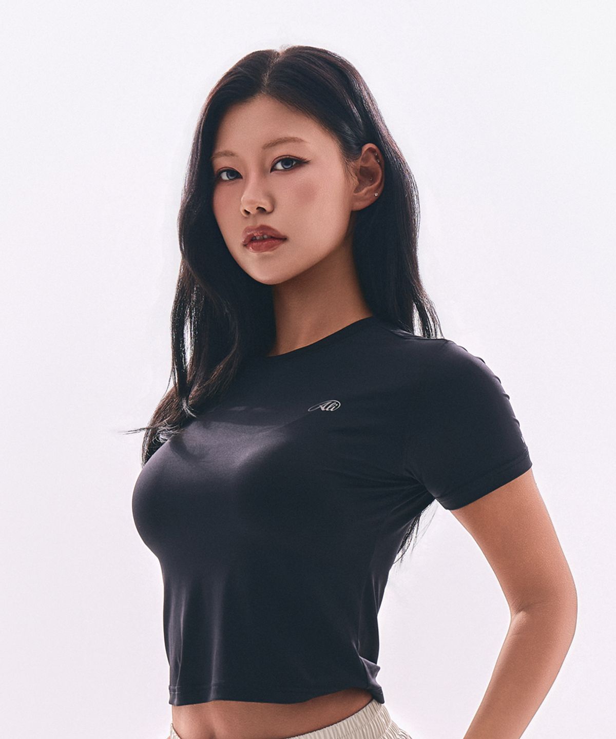 웨이든(WAYDN) [ALI] THE GREATEST 크롭 우먼 숏 슬리브 블랙