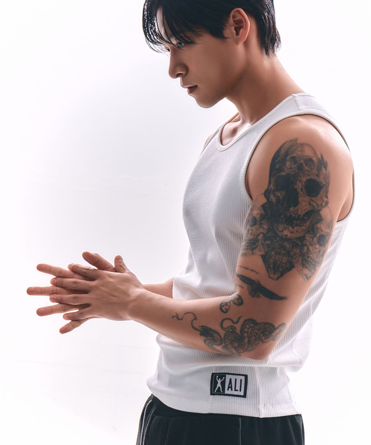 웨이든(WAYDN) [ALI] 스티치라인 골지 슬리브리스 화이트