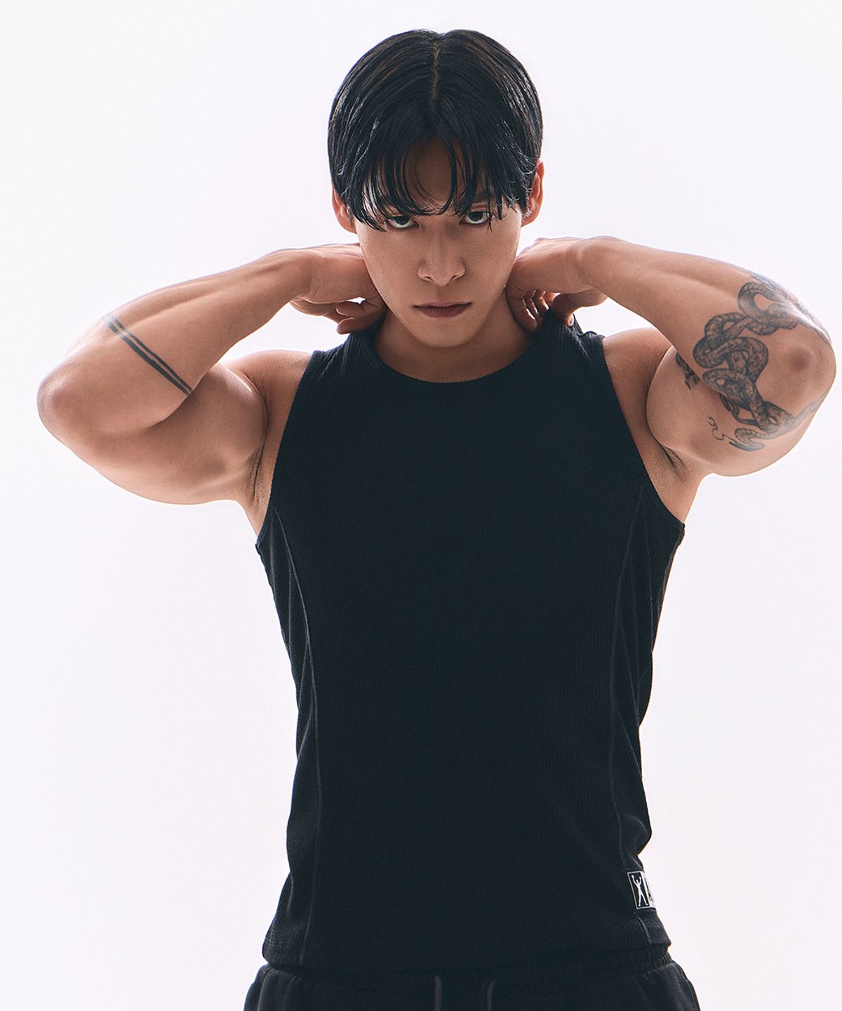 웨이든(WAYDN) [ALI] 스티치라인 골지 슬리브리스 블랙