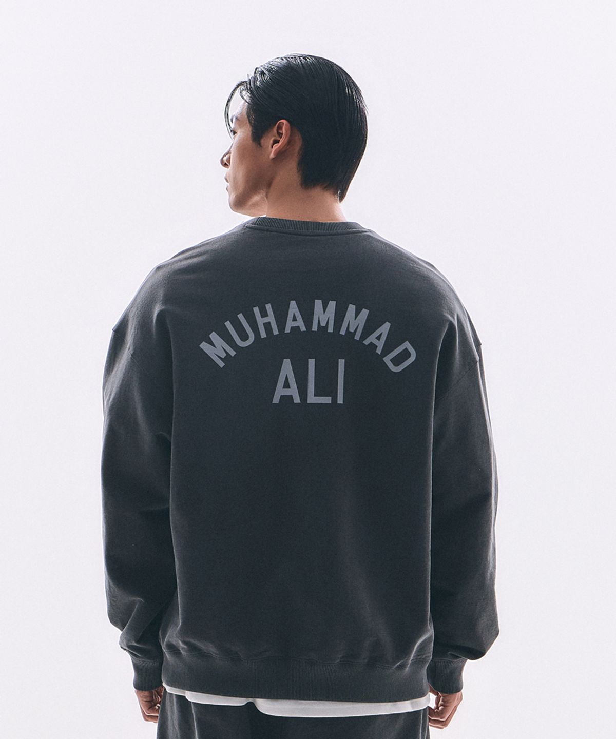 웨이든(WAYDN) [ALI] THE GREATEST 피그먼트 오버핏 맨투맨 차콜