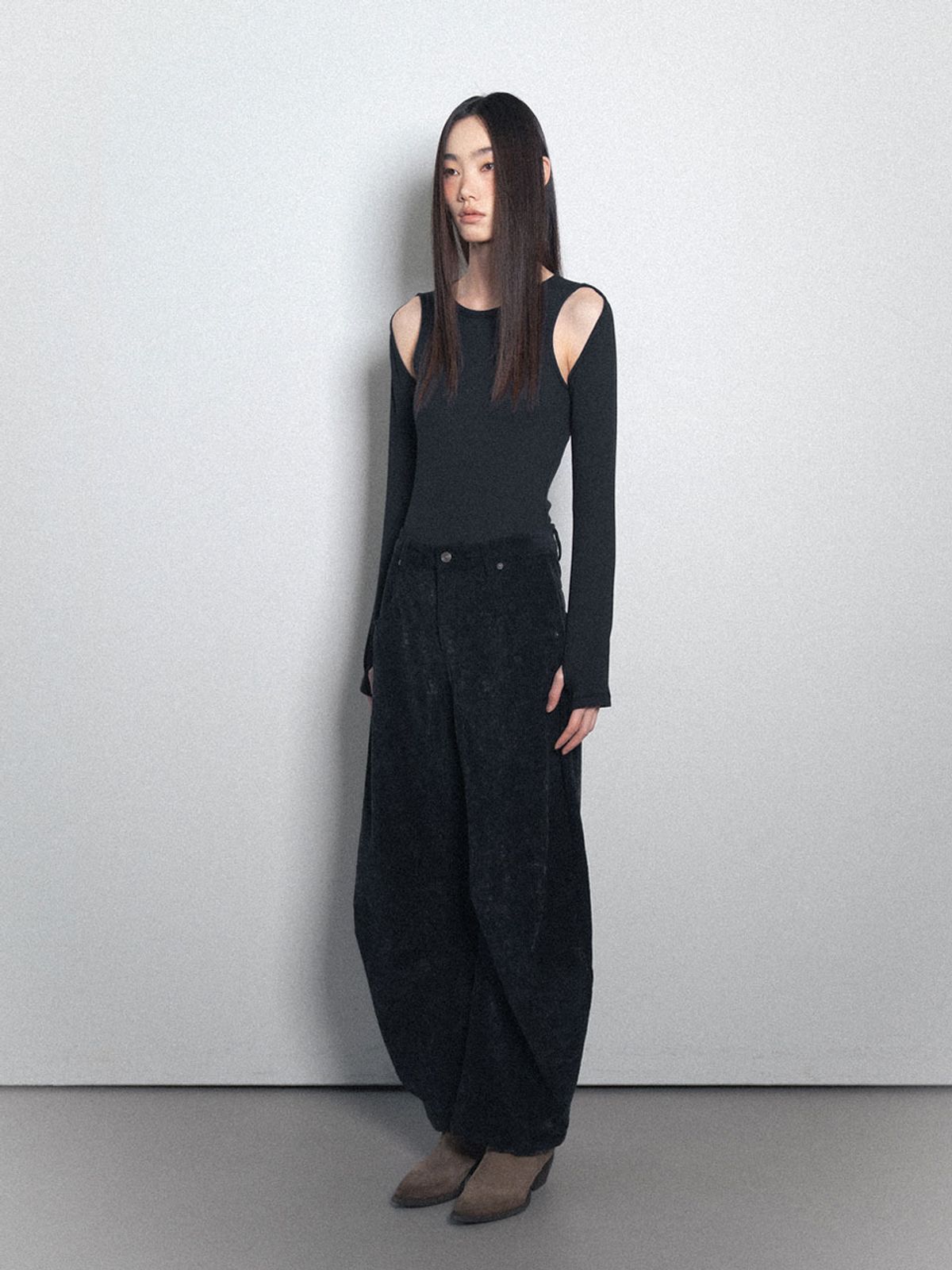 비수스(VISUS) Curved Courduroy Pants_Navy