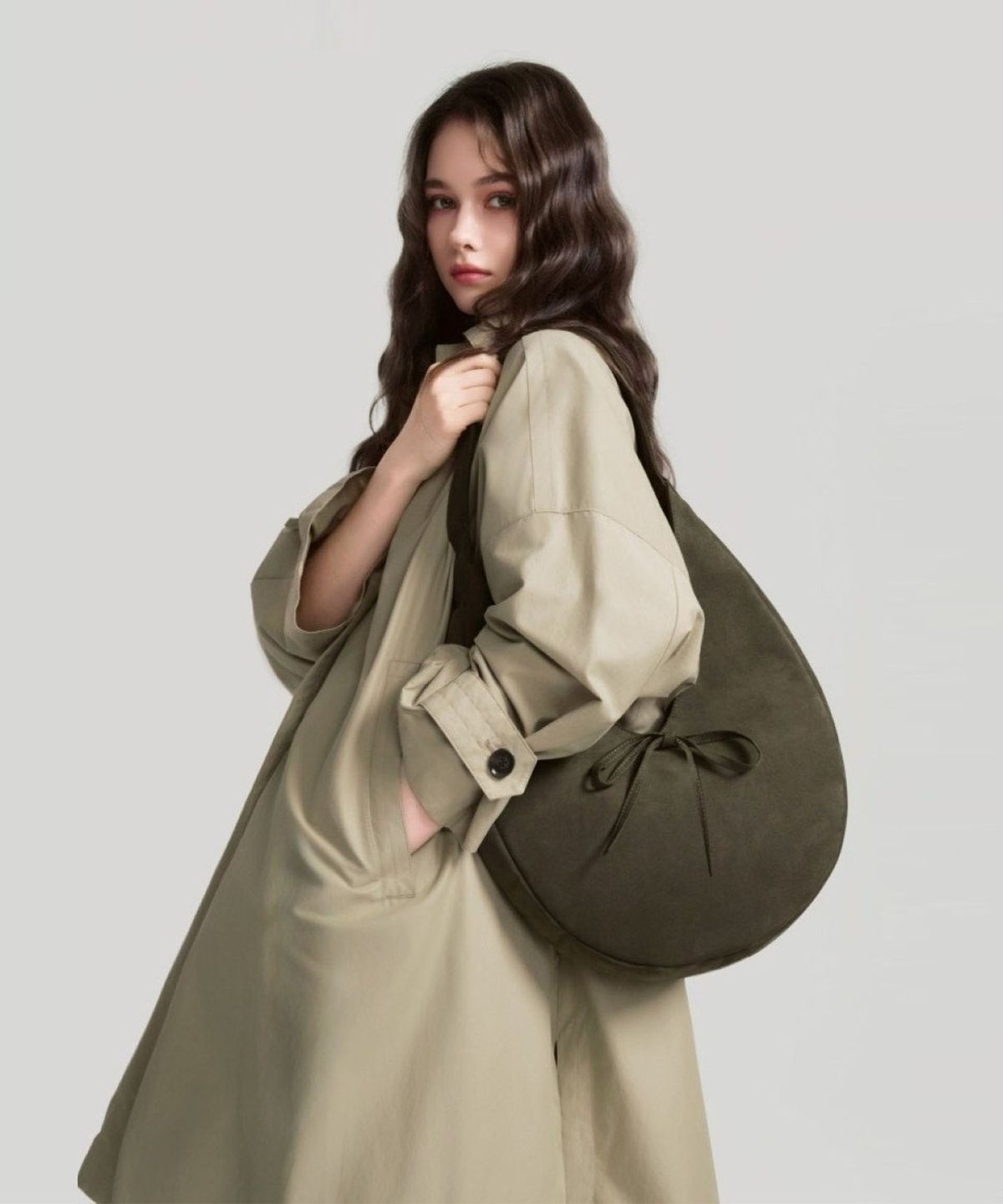 보우틱(BOWTIQUE) 초승달 스웨이드 호보백_카키