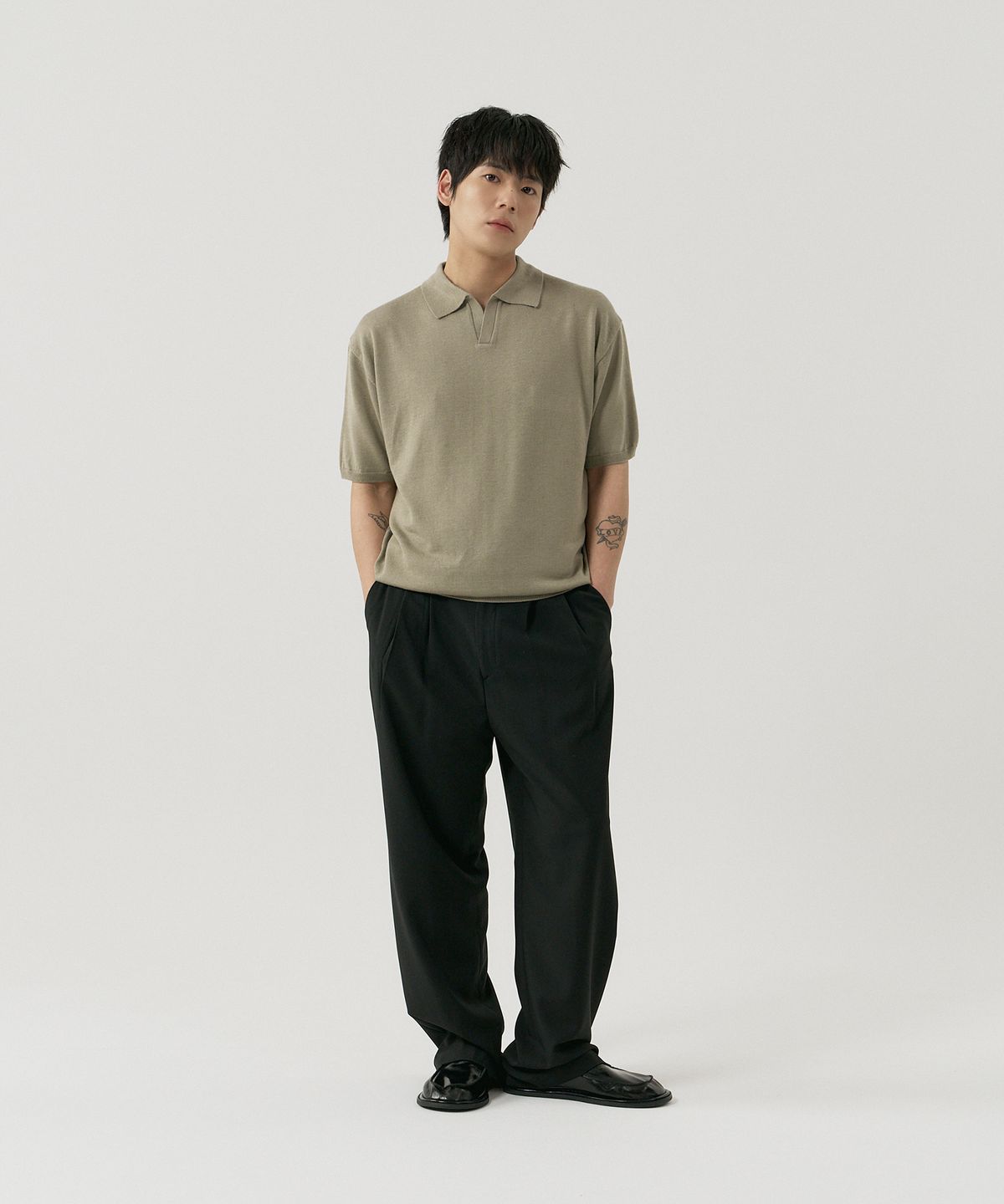 그노크(GNOK) 실크 카라 반팔 니트[카키]