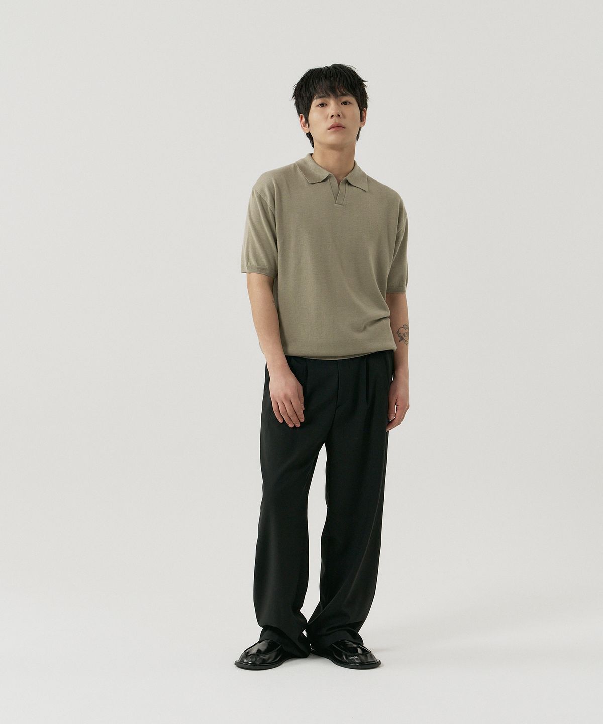 그노크(GNOK) 실크 카라 반팔 니트[카키]