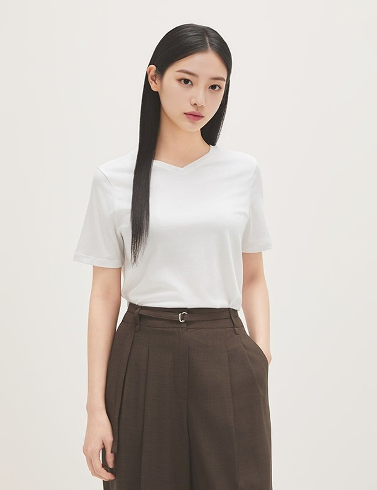 로엠(ROEM) 올데이 베이직 V넥 티셔츠 RMHWG24R02
