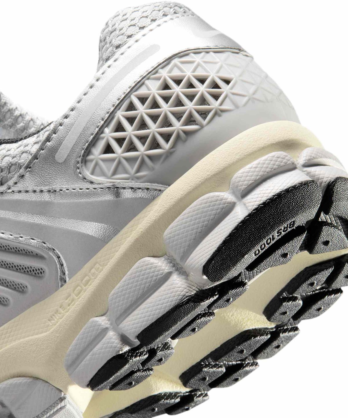 나이키(NIKE) 줌 보메로 5 M - 그레이 포그:메탈릭 실버:코코넛 밀크:크롬 / IM3486-002