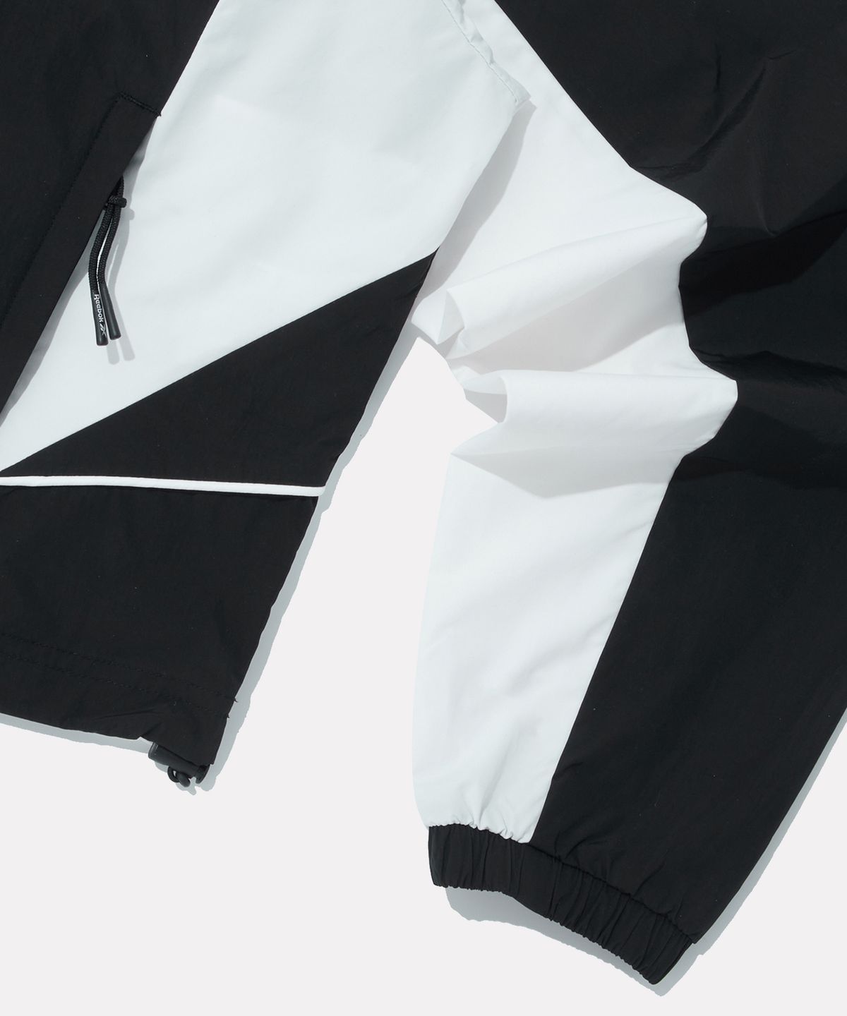 리복(REEBOK) 일립스 크롭 윈드브레이커 v26 (W) - 블랙