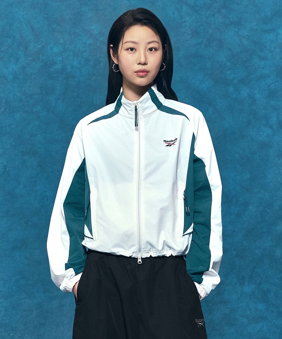 리복(REEBOK) 일립스 크롭 윈드브레이커 v26 (W) - 아이보리:틸 그린