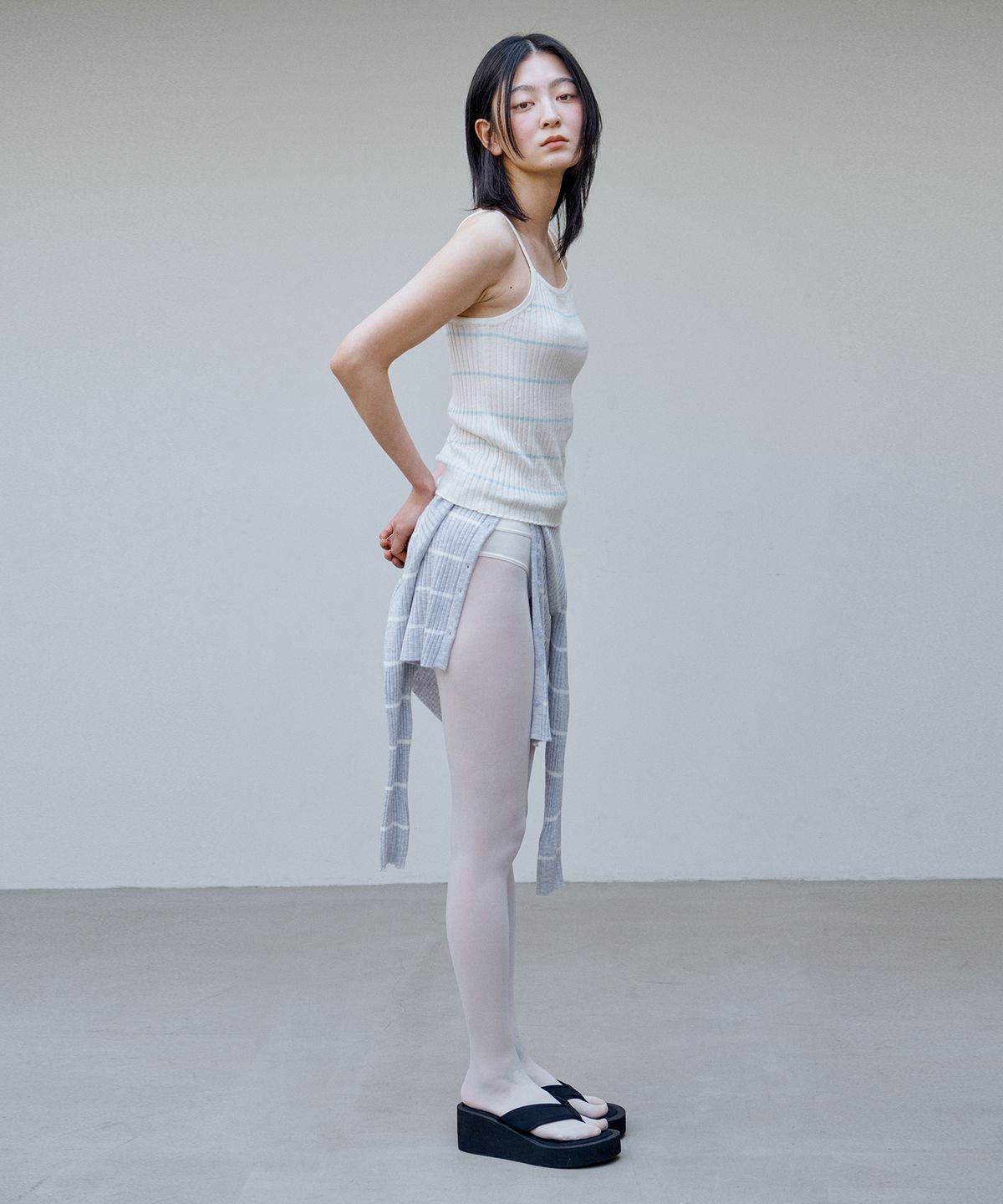 아위(AHWE) 스트라이프 슬리브리스 가디건 세트_크림