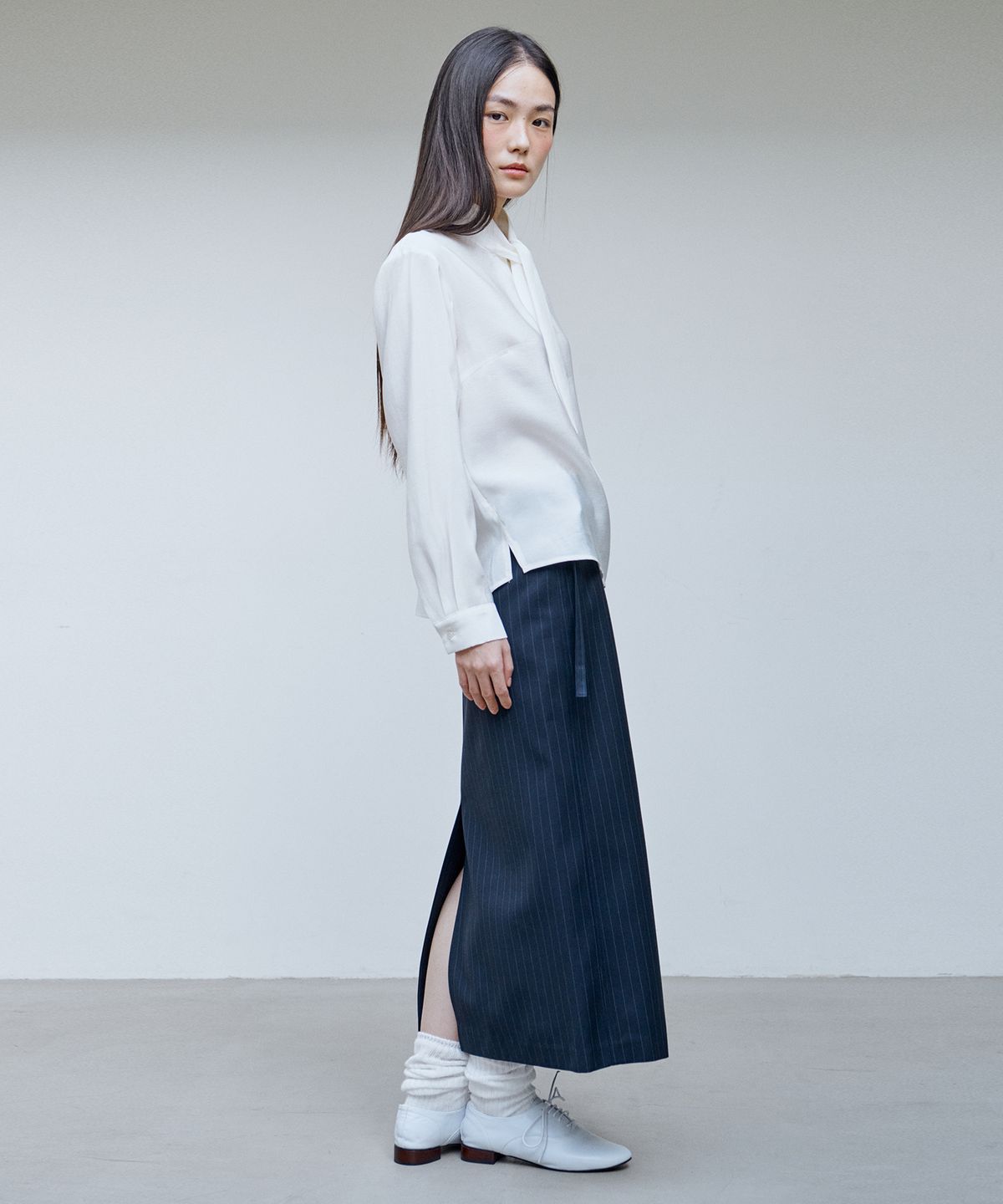 아위(AHWE) 타이 블라우스_아이보리