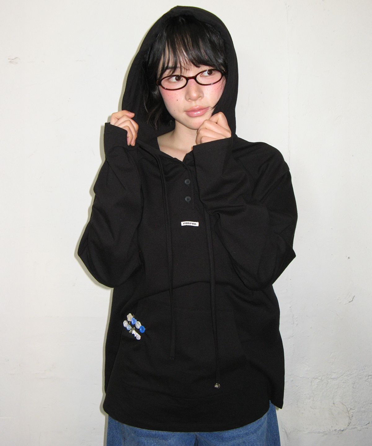 론론(RONRON) HOODED RAGLAN OVER FIT LONG SLEEVE BLACK