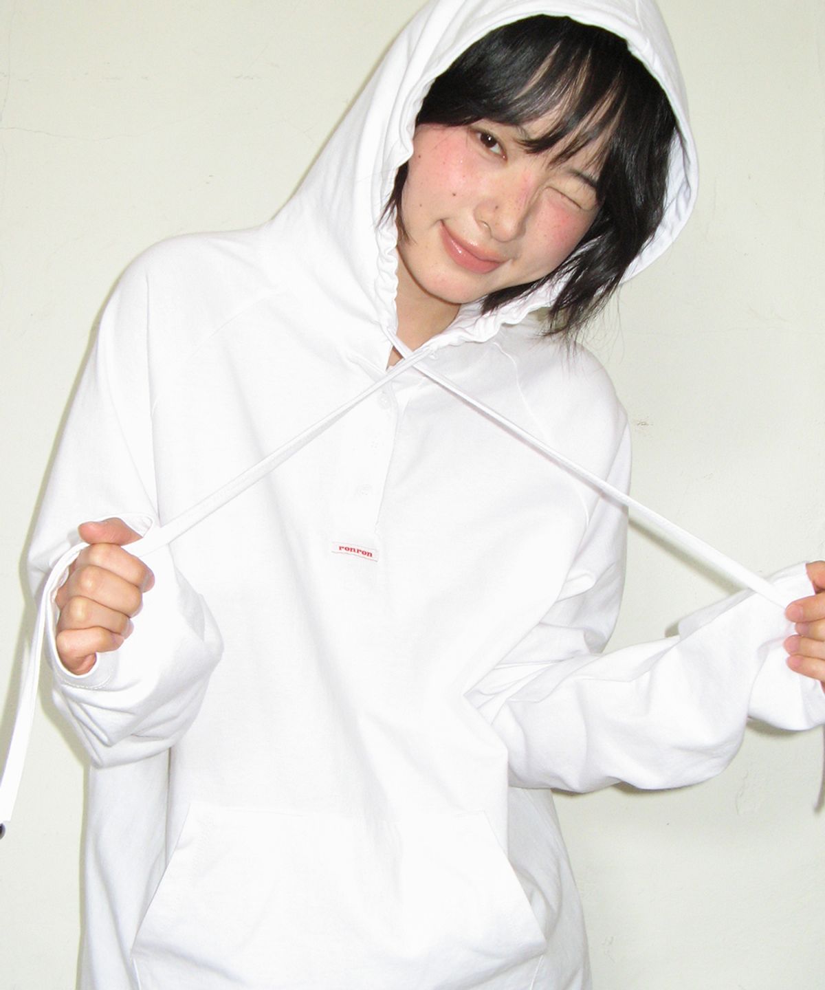 론론(RONRON) HOODED RAGLAN OVER FIT LONG SLEEVE WHITE