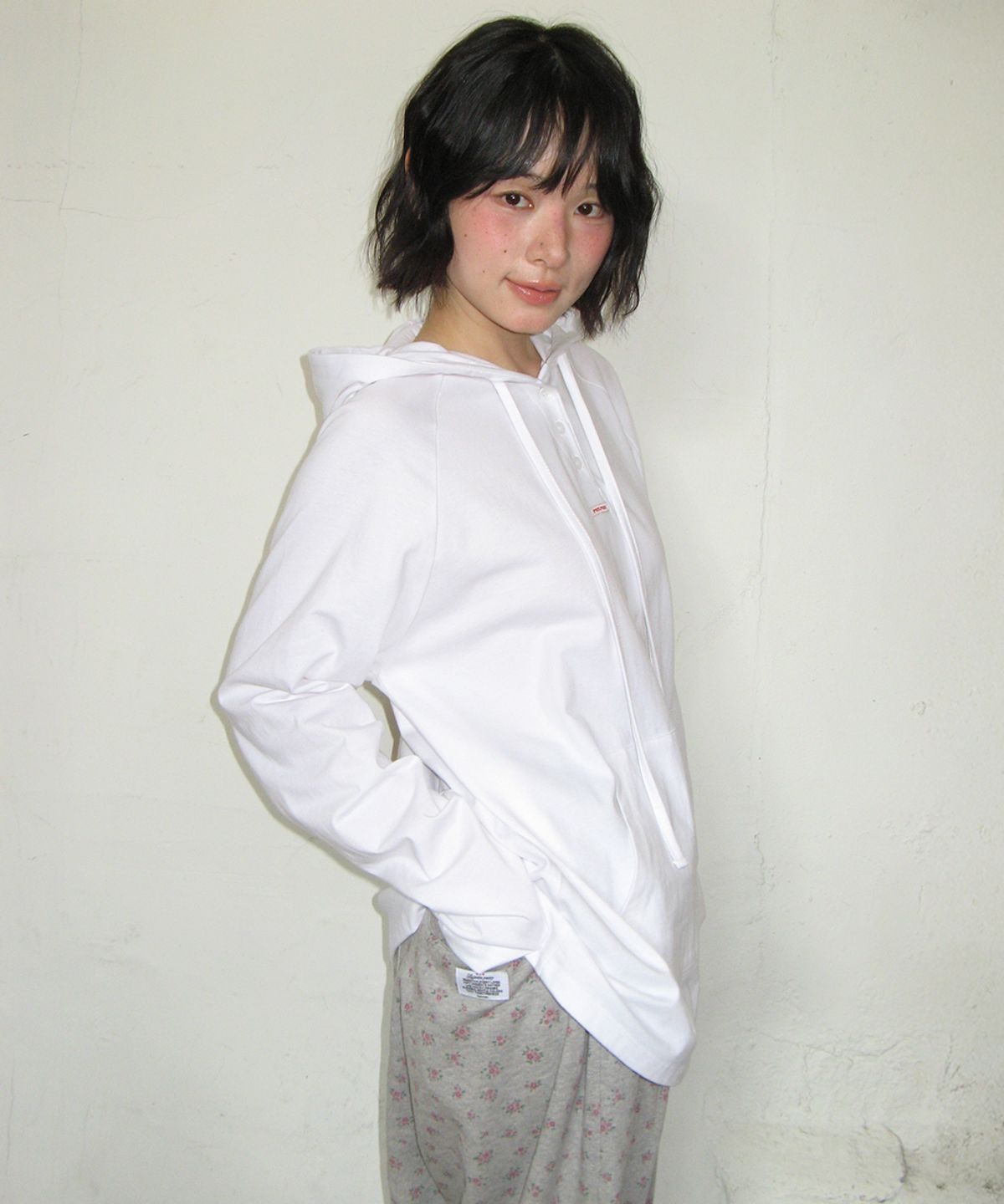 론론(RONRON) HOODED RAGLAN OVER FIT LONG SLEEVE WHITE