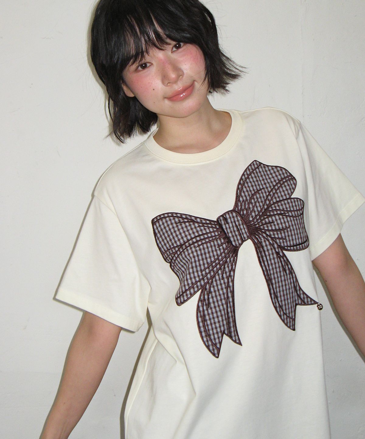 론론(RONRON) BIG RIBBON APPLIQUE BASIC FIT T SHIRT SOFT YELLOW
