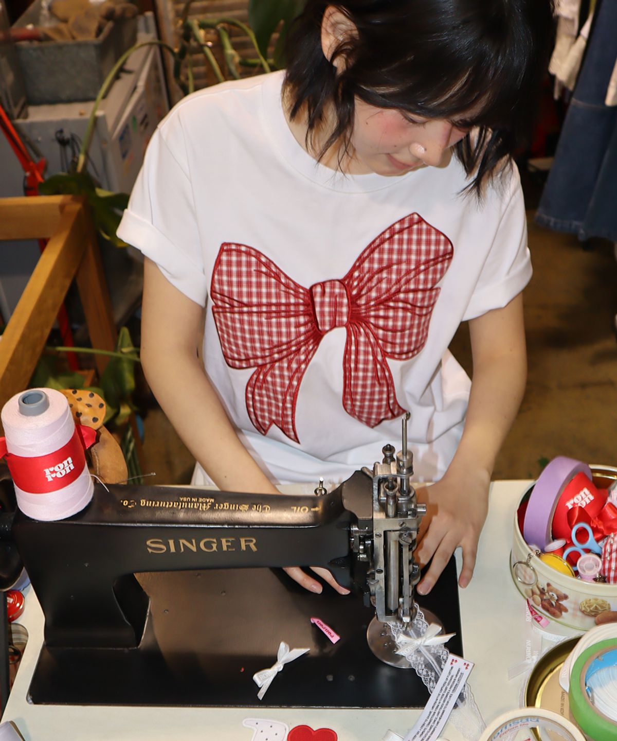 론론(RONRON) BIG RIBBON APPLIQUE BASIC FIT T SHIRT WHITE