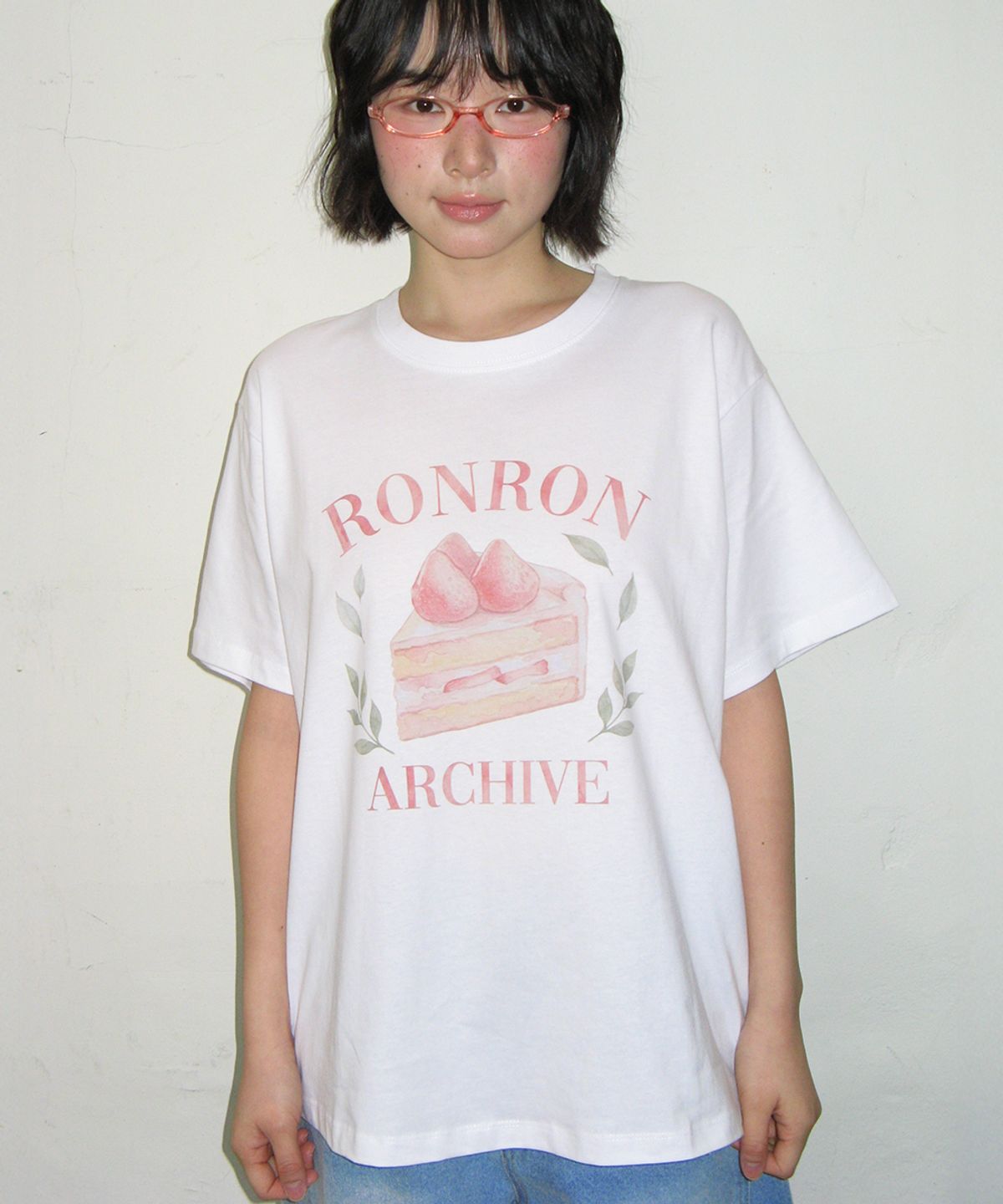 론론(RONRON) STRAWBERRY CAKE BASIC FIT T SHIRT WHITE