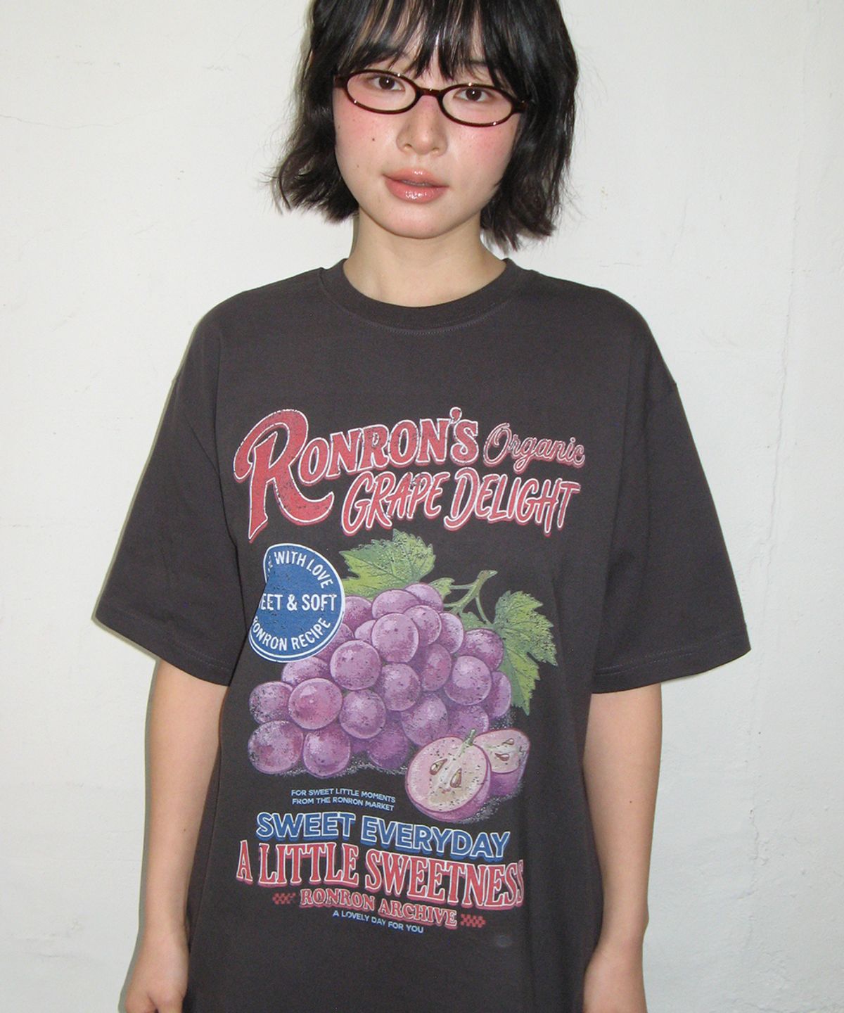 론론(RONRON) VINTAGE GRAPE OVER FIT T SHIRT CHARCOAL