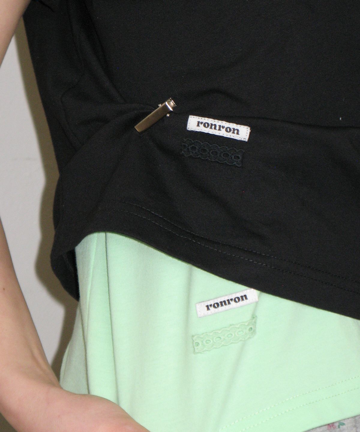 론론(RONRON) MINI LABEL CROP SHORT SLEEVE BLACK