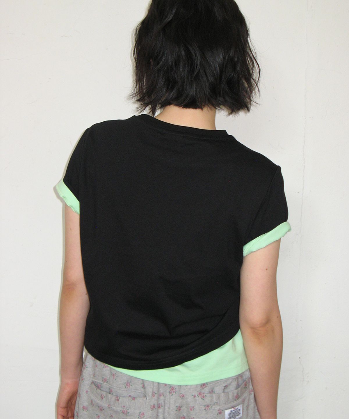 론론(RONRON) MINI LABEL CROP SHORT SLEEVE BLACK