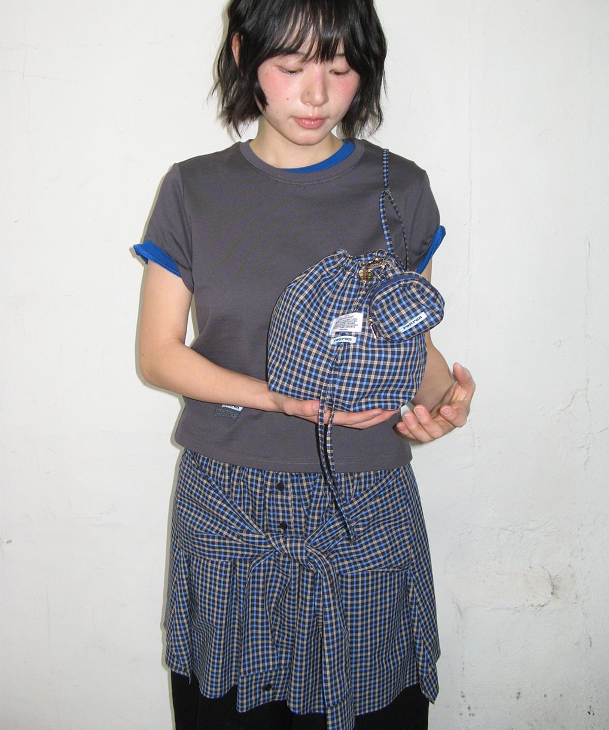 론론(RONRON) MINI LABEL CROP SHORT SLEEVE CHARCOAL